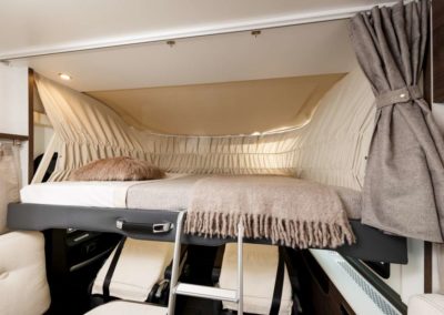 Ręcznie opuszczane łóżko w kabinie kierowcy kampera Benimar Amphitryon 967