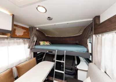Ręcznie opuszczane łóżko w kabinie kierowcy kampera Benimar Amphitryon 983