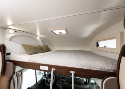 Łóżko w alkowie kampera Benimar Sport 340 UP