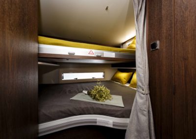 Regulowane łóżko piętrowe w kamperze Benimar Sport 340 UP