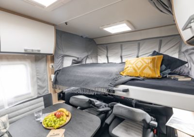 Łóżko opuszczane manualnie w kabinie kierowcy kampera zintegrowanego Sunlight