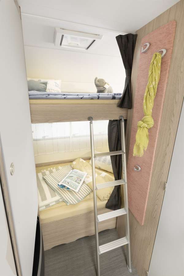 Łóżka piętrowe w przyczepie kempingowej Dethleffs Aero 500 QSK