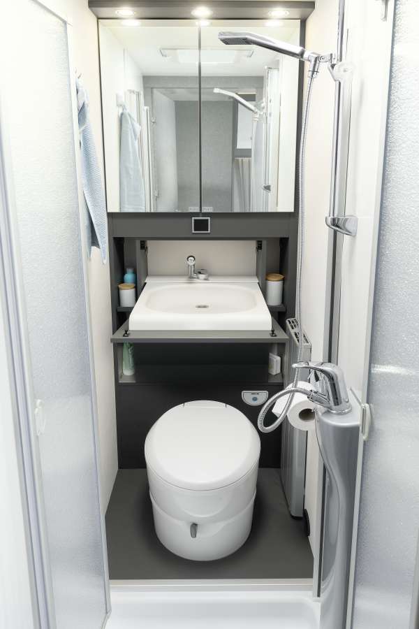 Toaleta w przyczepie kempingowej Dethleffs Beduin Scandinavia 740 BFK
