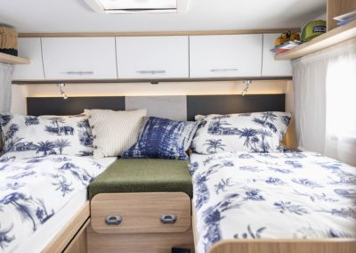 Łóżka pojedyncze z łącznikiem w kamperze Sunlight Półintegra