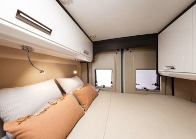 Łóżko poprzeczne w kamper vanie Benimar Benivan 100