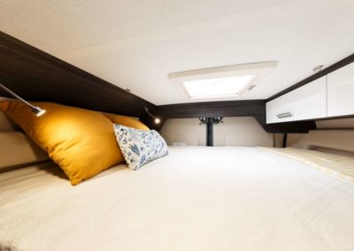 Górne łóżko piętrowe w kamper vanie Benimar Benivan 120 UP