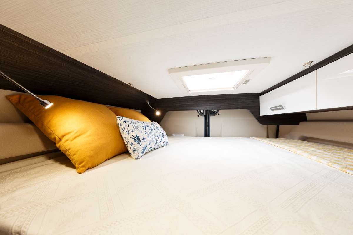 Górne łóżko piętrowe w kamper vanie Benimar Benivan 120 UP