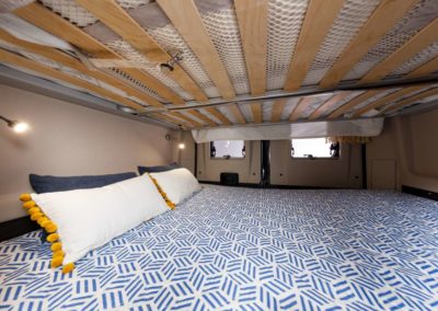 Dolne łóżko piętrowe w kamper vanie Benimar Benivan 120 UP
