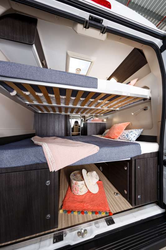 Łóżka piętrowe w kamper vanie Benimar Benivan 120 UP