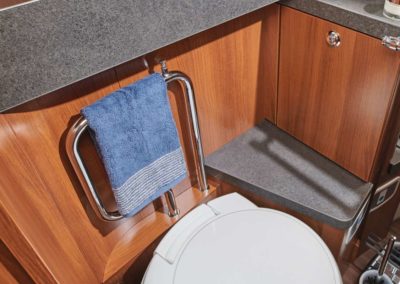 Detale w toalecie kampera Carthago Liner-for-Two 53