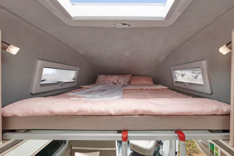 Łóżko w pokoju dziennym campera Possl Concorde Compact
