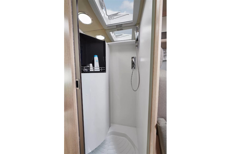 Kabina prysznicowa w camper vanie Globecar Summit 600