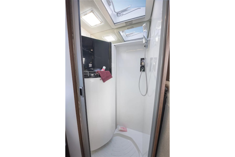 Kabina prysznicowa w camper vanie Globecar Summit Prime 640