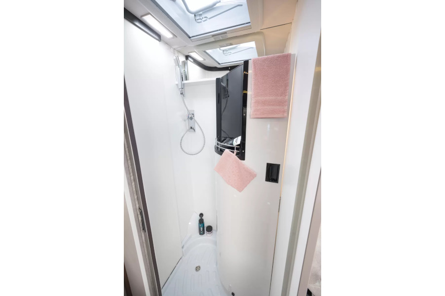 Kabina prysznicowa w camper vanie Globecar Summit Shine 540