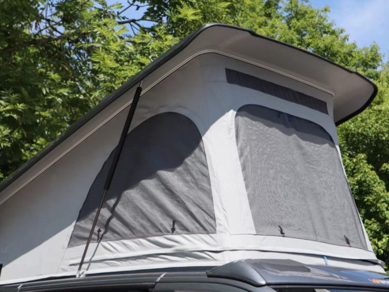 Podnoszony dach sypialny w camper vanie Vanster