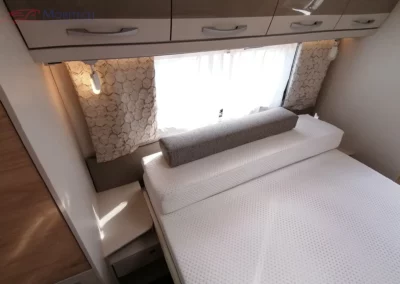 Nomad 650 RQT: Okno za łóżkiem małżeńskim