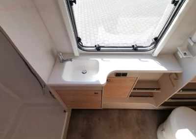 Nomad 650 RQT: Umywalka i schowki w łazience