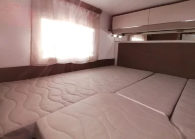 Prawy bok sypialni w kamperze Sport 363 - połączone łóżka