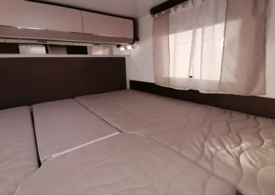 Lewy bok sypialni w kamperze Sport 363 - połączone łóżka