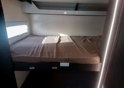 Górne łóżko piętrowe w kamperze Kronos 274 TL