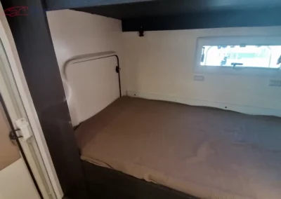 Dolne łóżko piętrowe w kamperze Kronos 274 TL